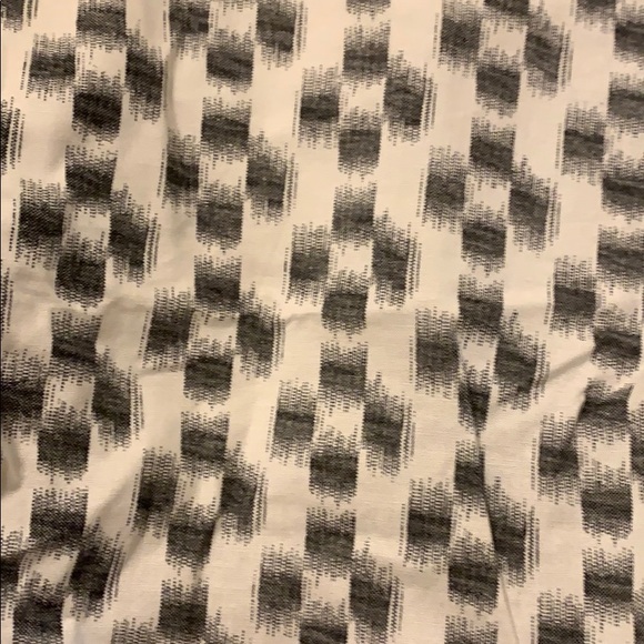 Black/White Patterned Gap 4” Shorts Size 18 - Picture 2 of 5